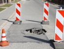 Dziura w drodze i zniszczone auto? Sprawdź, jak uzyskać odszkodowanie