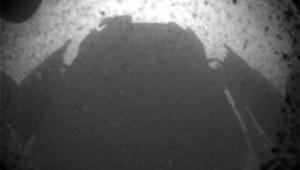 Pierwsze zdjęcie wykonane przez sondę Curiosity na Marsie. Fot. NASA